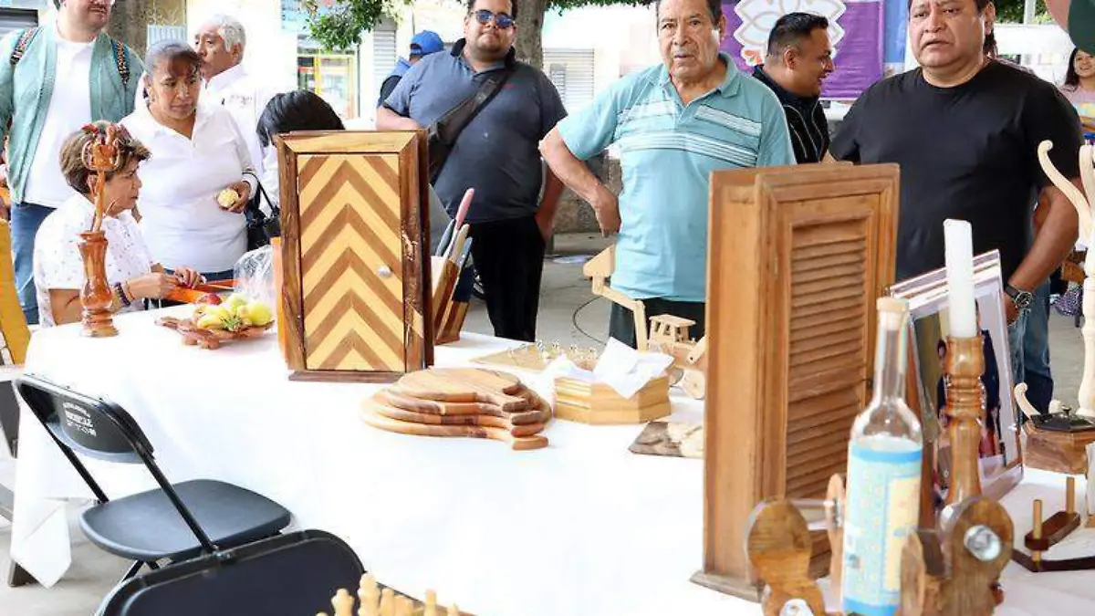 Varios fueron los artesanos que ofertaron sus productos durante la presentación de la oferta educativa del Icatlax en el municipio de TeolocholcoEverardo NAVA